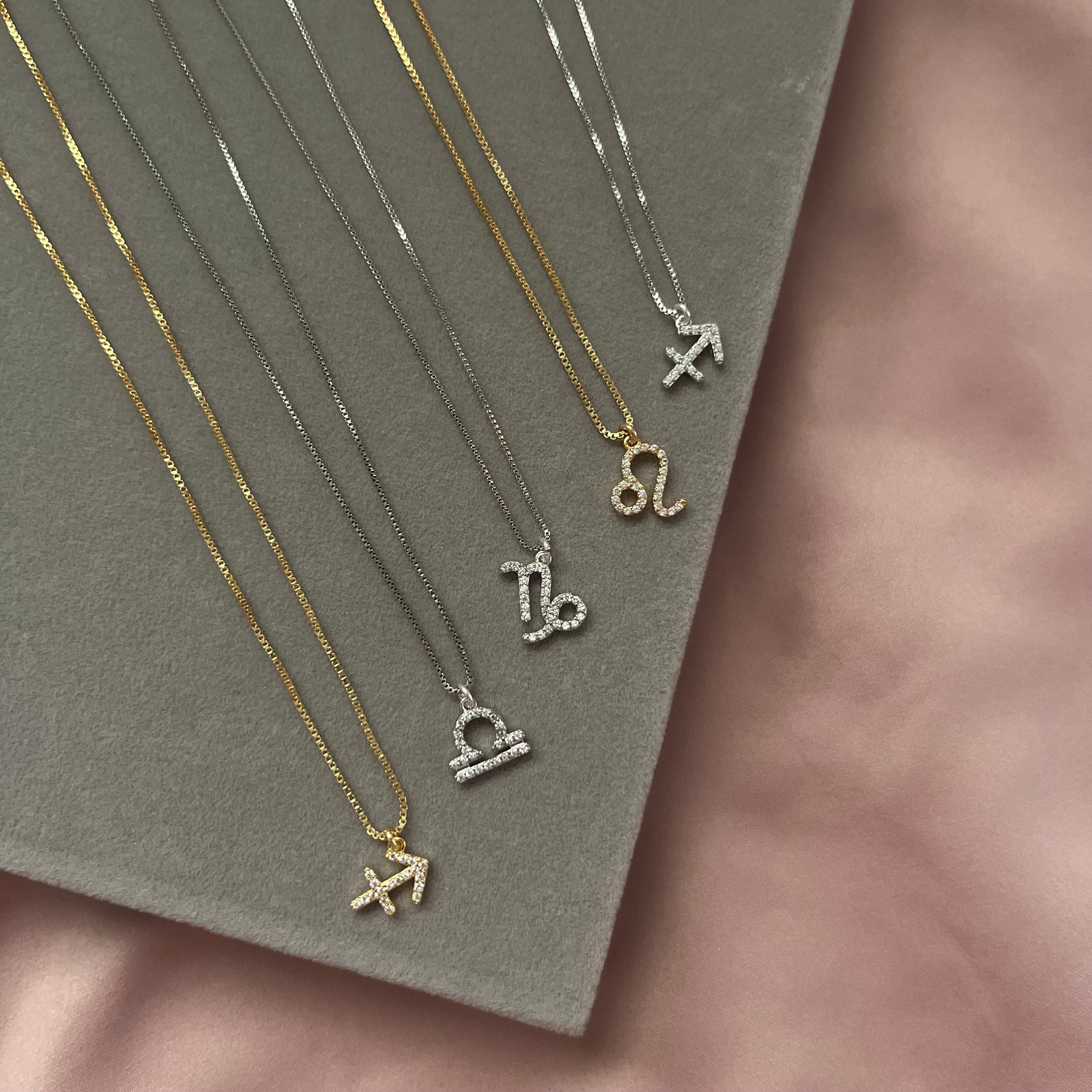 Collana in argento 925 con catenina semplice e pendente personalizzabile con segno zodiacale.