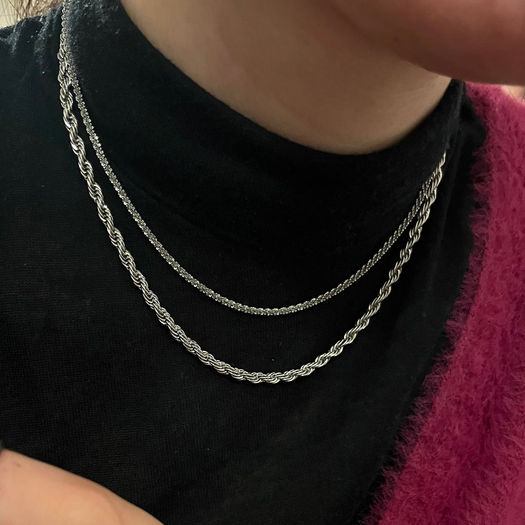 Collana torchon indox con outfit minimal per look raffinato