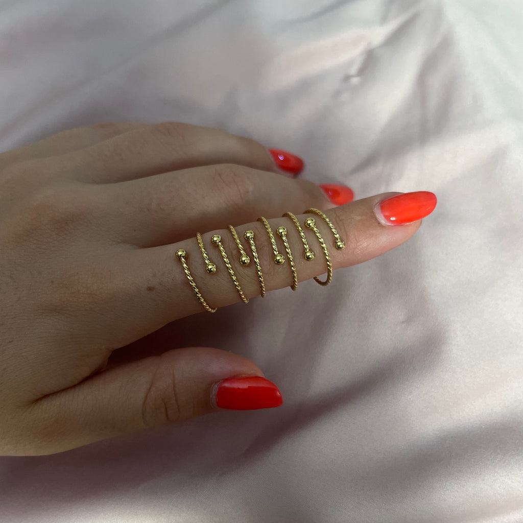 Fedine impilate sul dito.