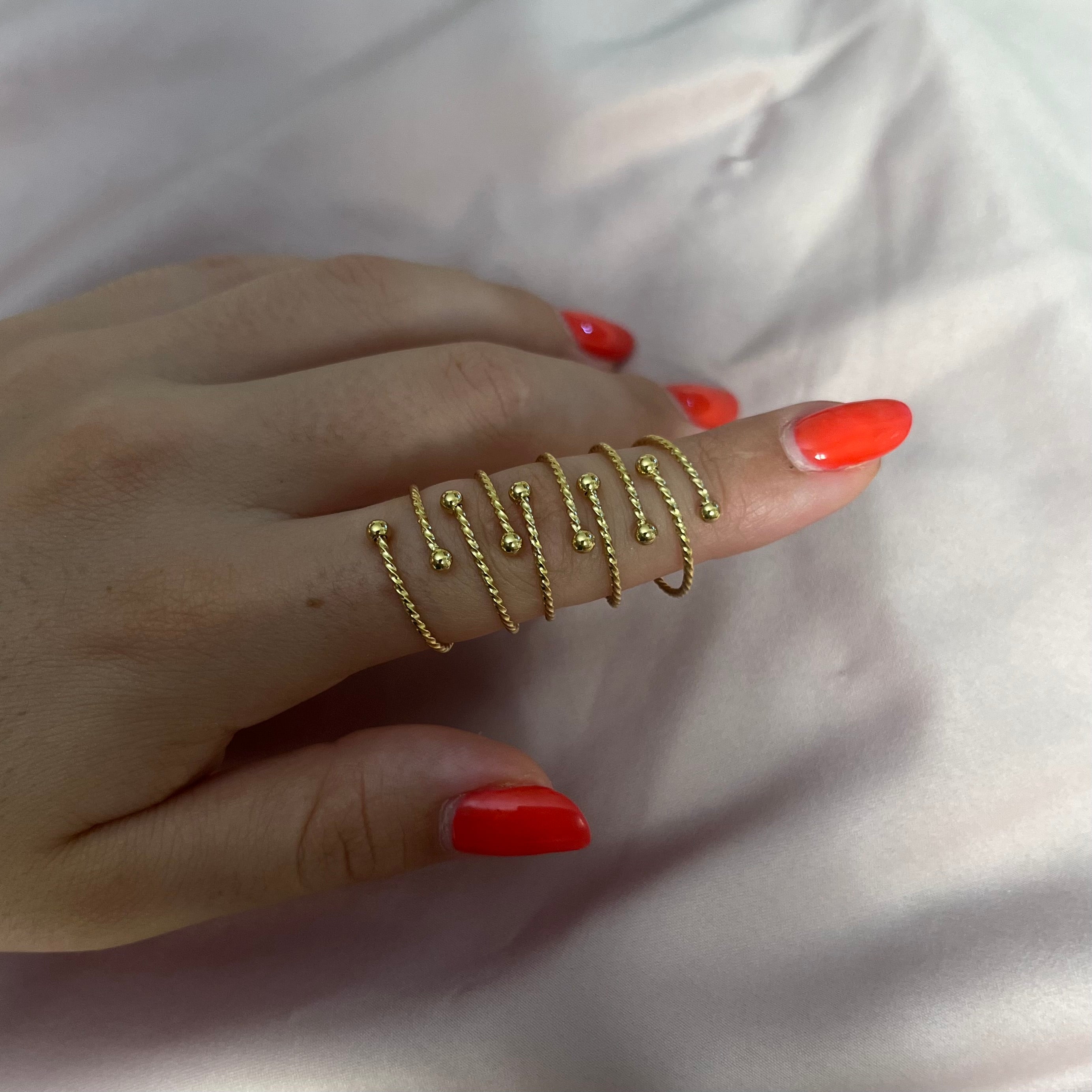 Fedine impilate sul dito.