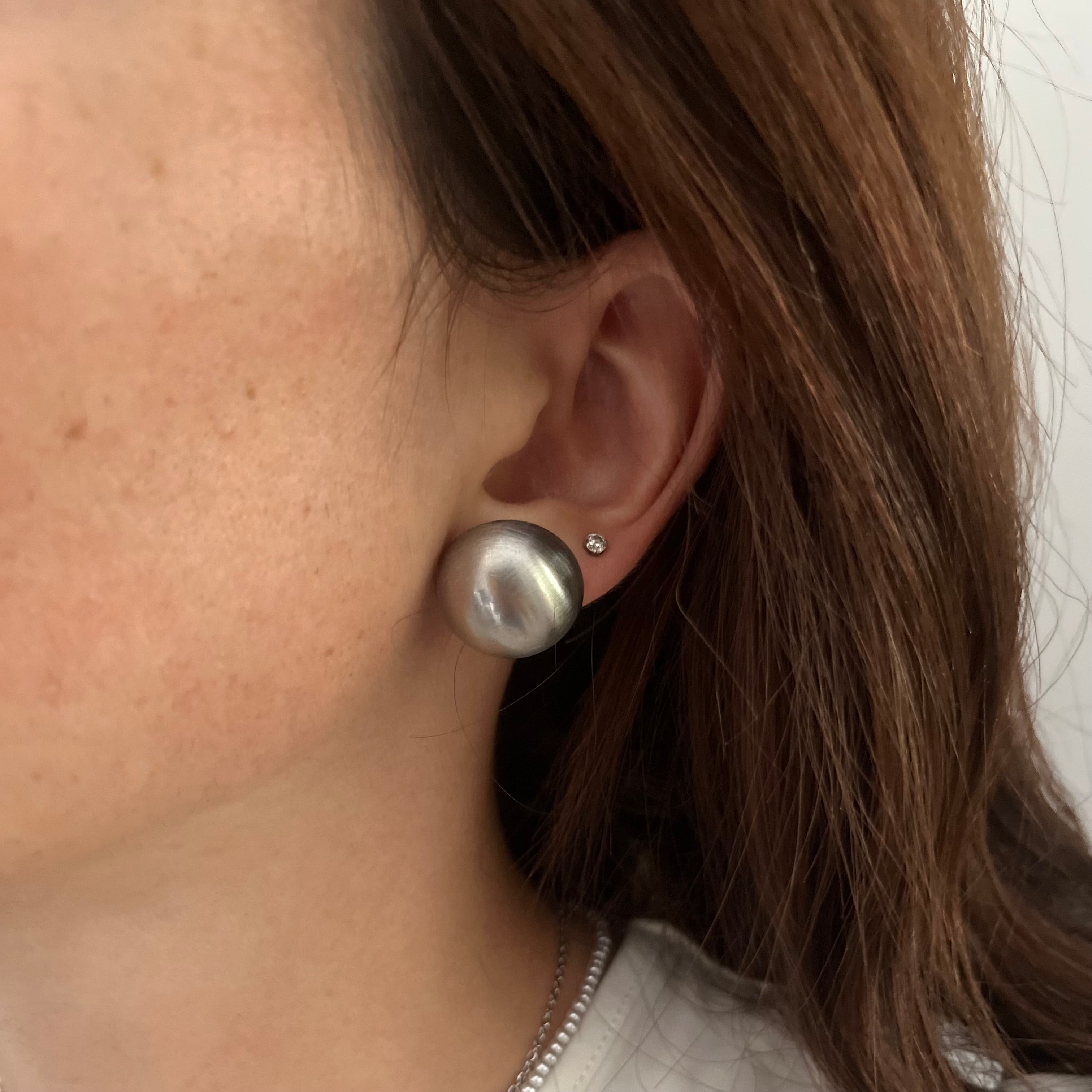 Foto su superficie neutra per evidenziare dettagli e design.