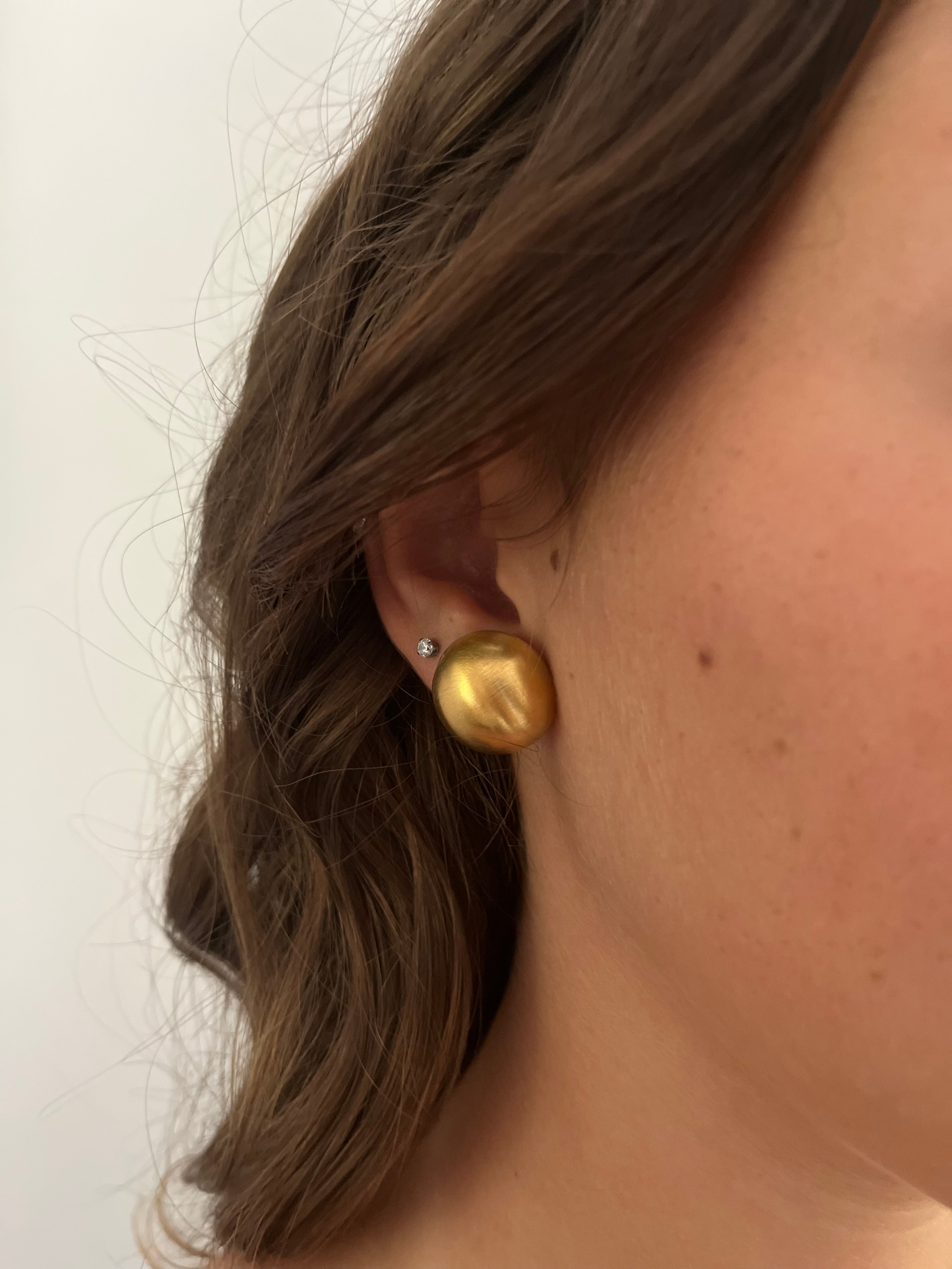 Vista indossata per mostrare dimensioni e finitura.