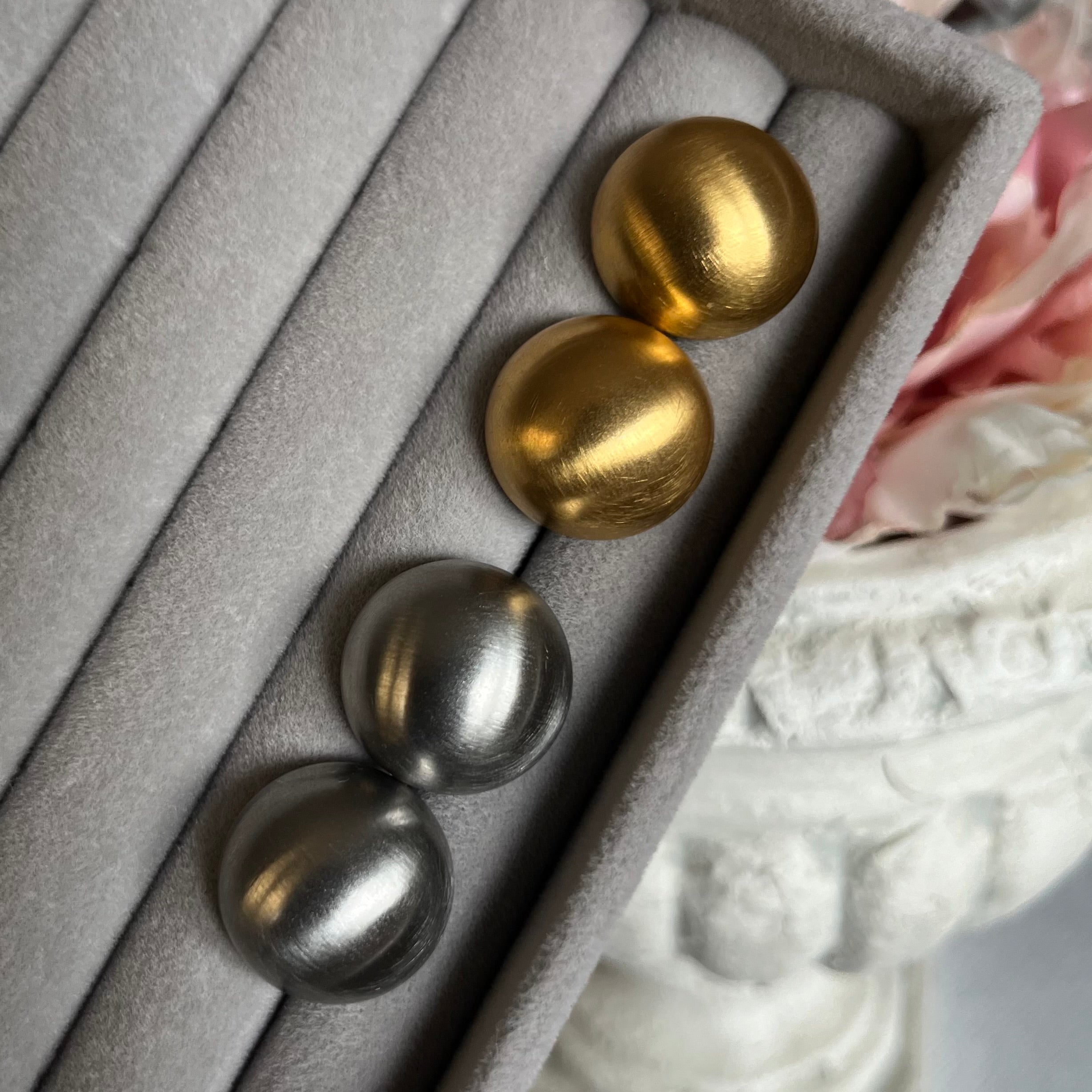 Primo piano sulla finitura opacizzata.