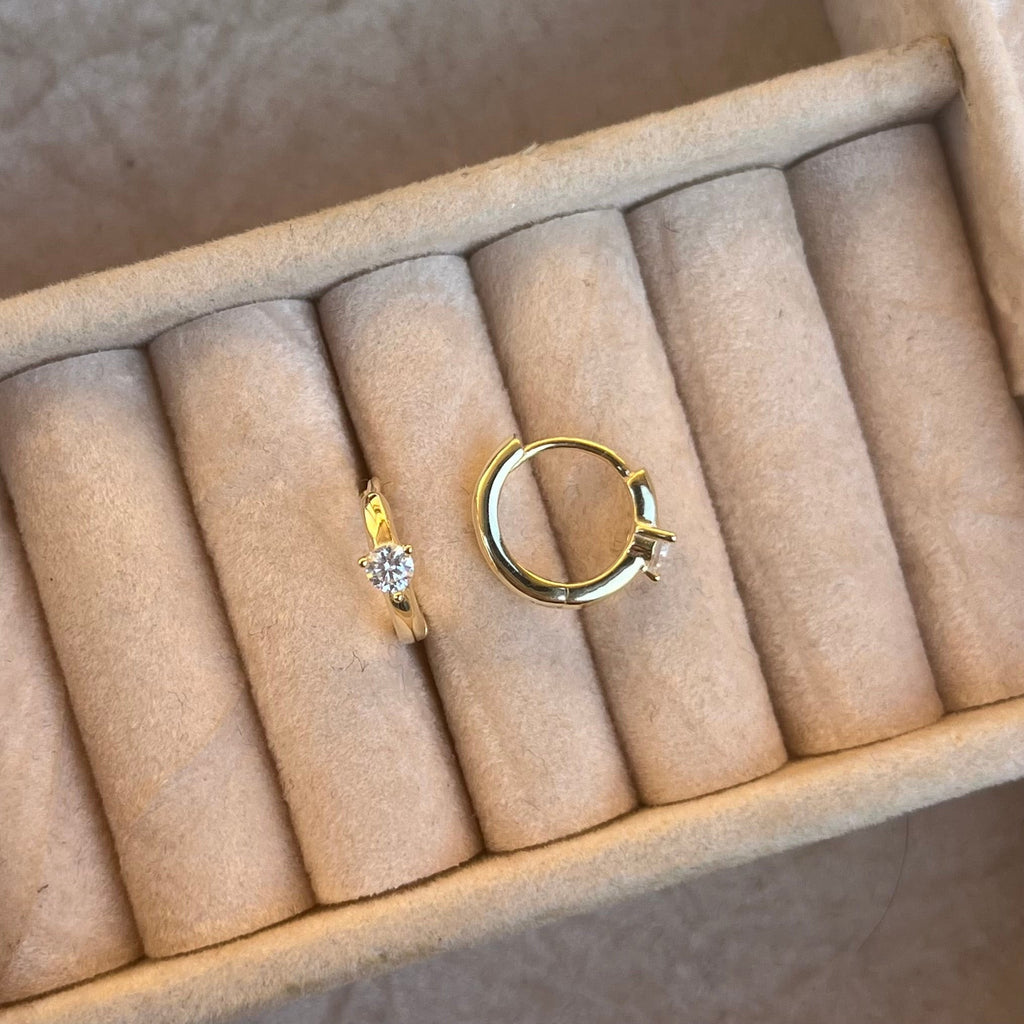 Foto su superficie neutra per evidenziare dettagli e lucentezza.