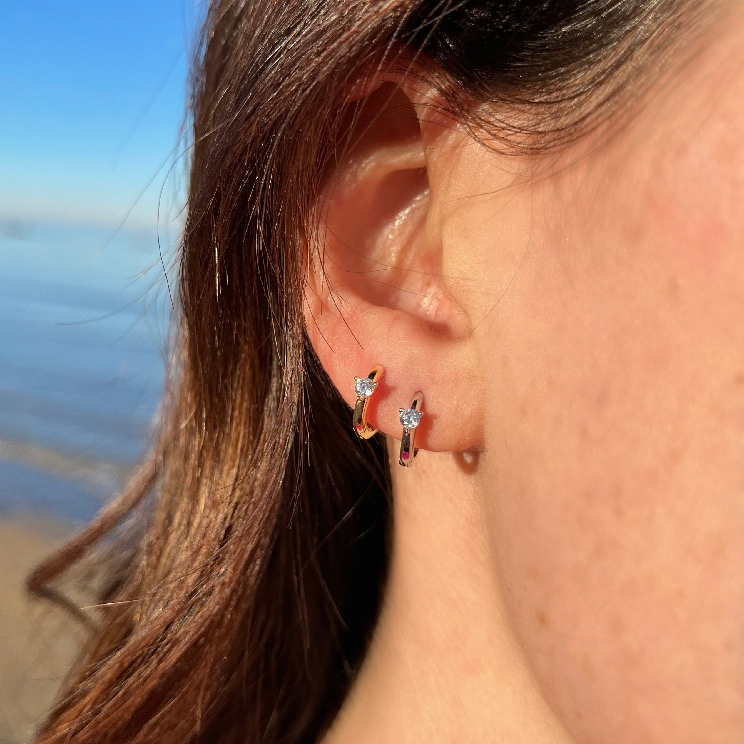 Vista indossata per mostrare dimensioni e brillantezza.