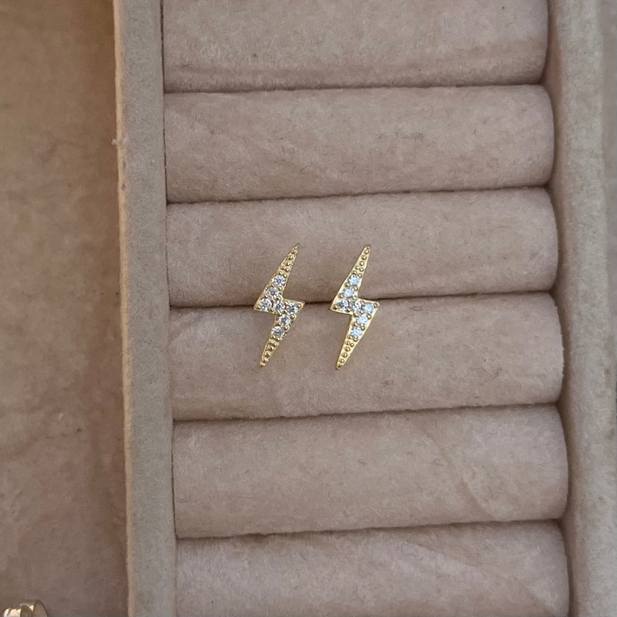 Primo piano sul design a fulmine.