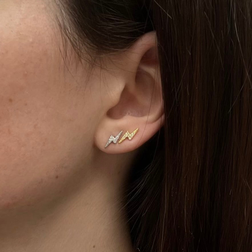 Orecchini indossati, vista frontale.