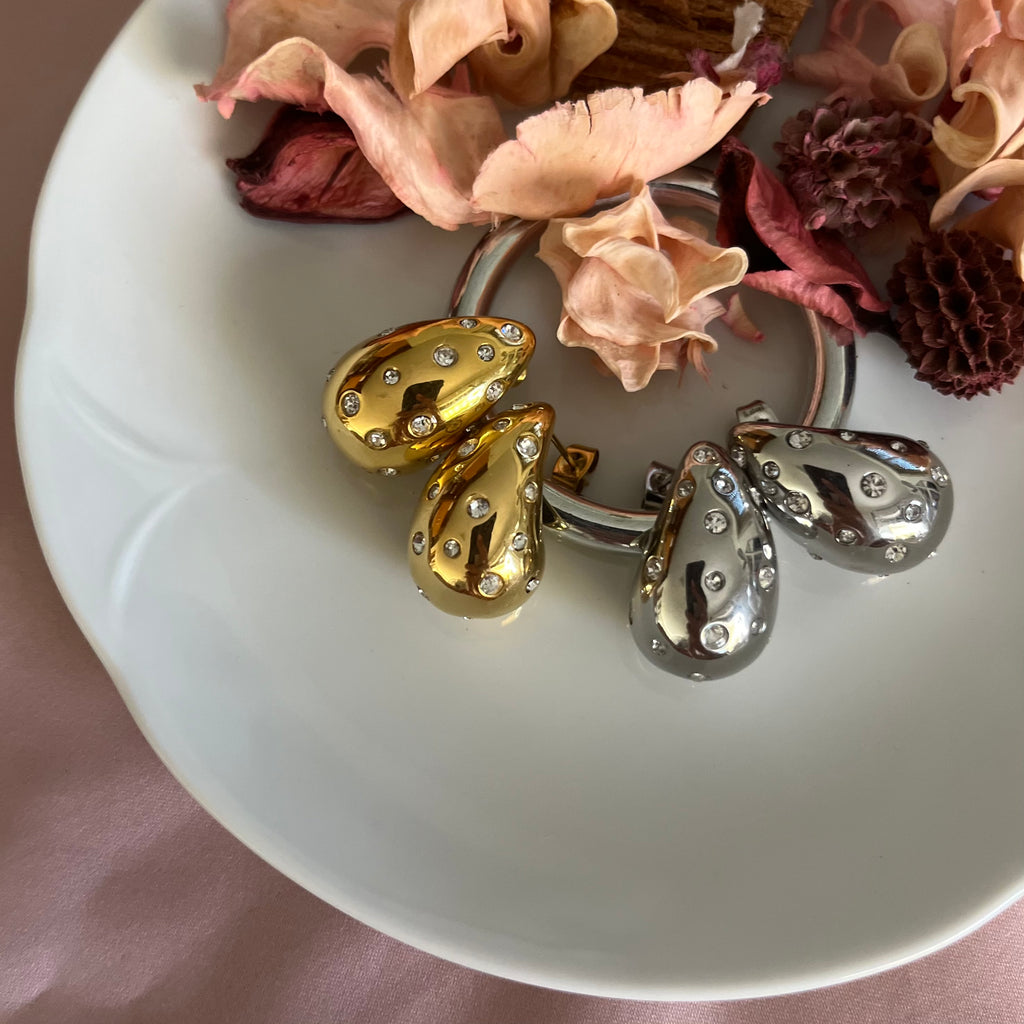 Orecchini a goccia con strass.