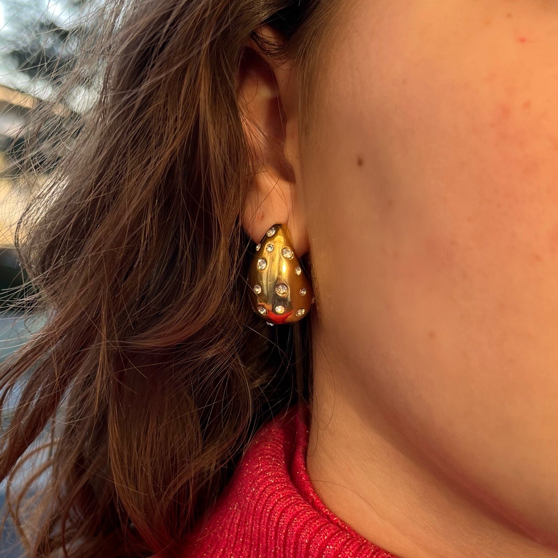 Orecchini indossati, vista frontale