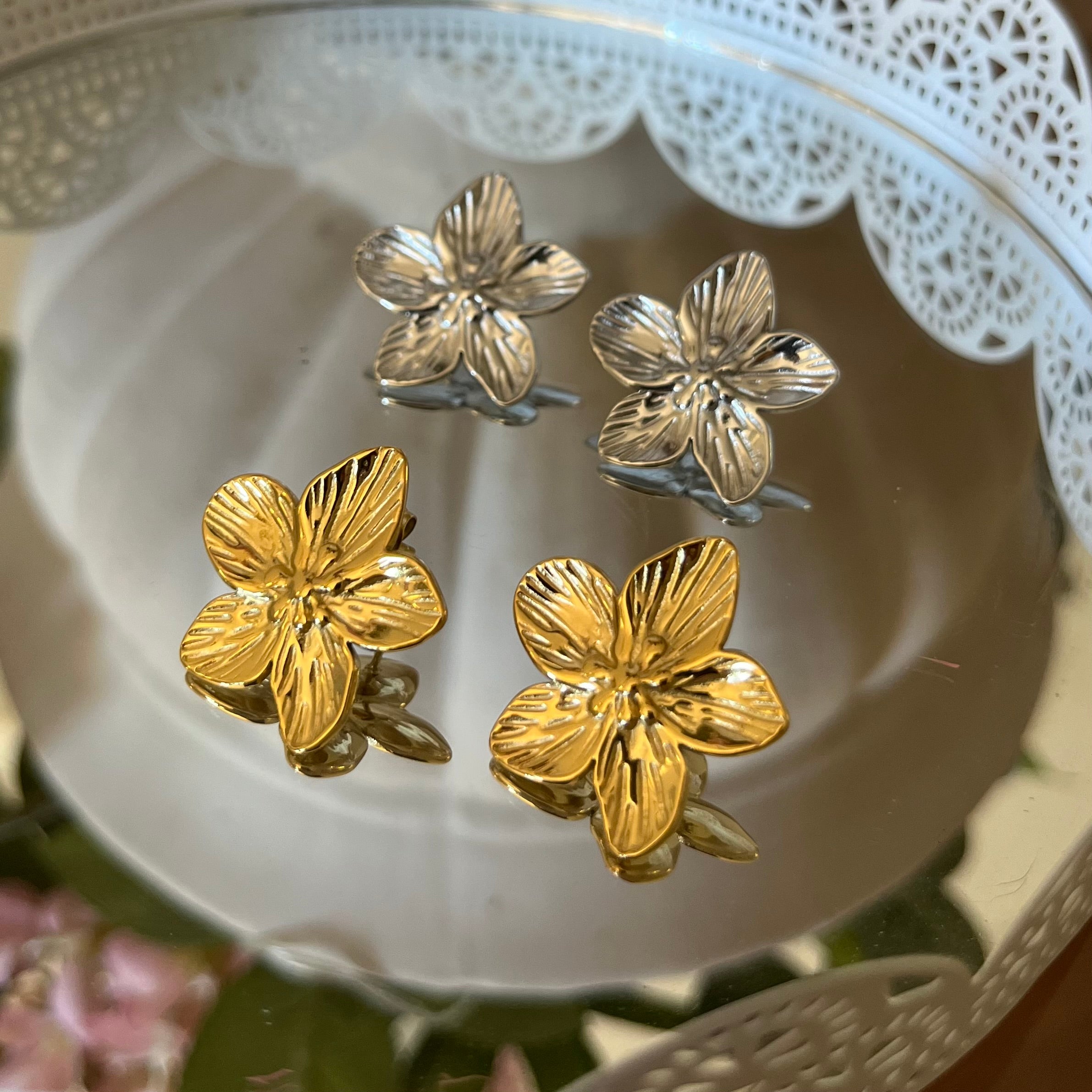 Orecchini lobo a fiore completi.
