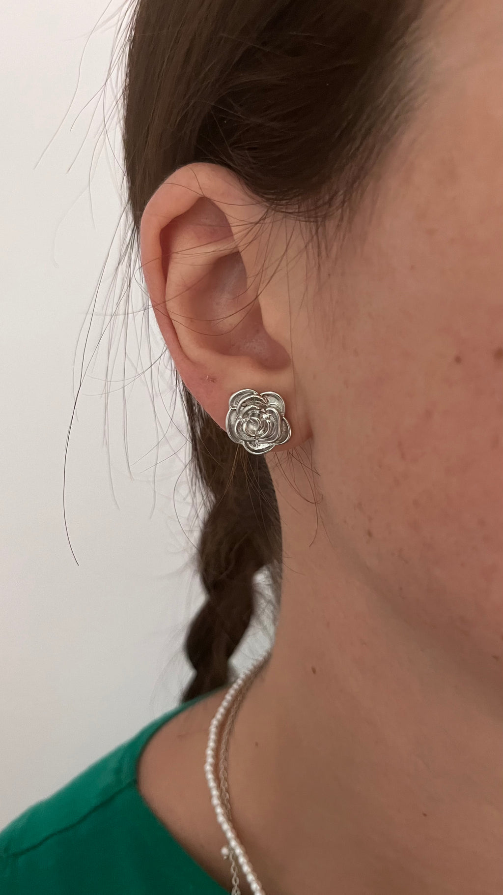 Orecchini a forma di rosa in acciaio inossidabile, design floreale elegante e resistente.