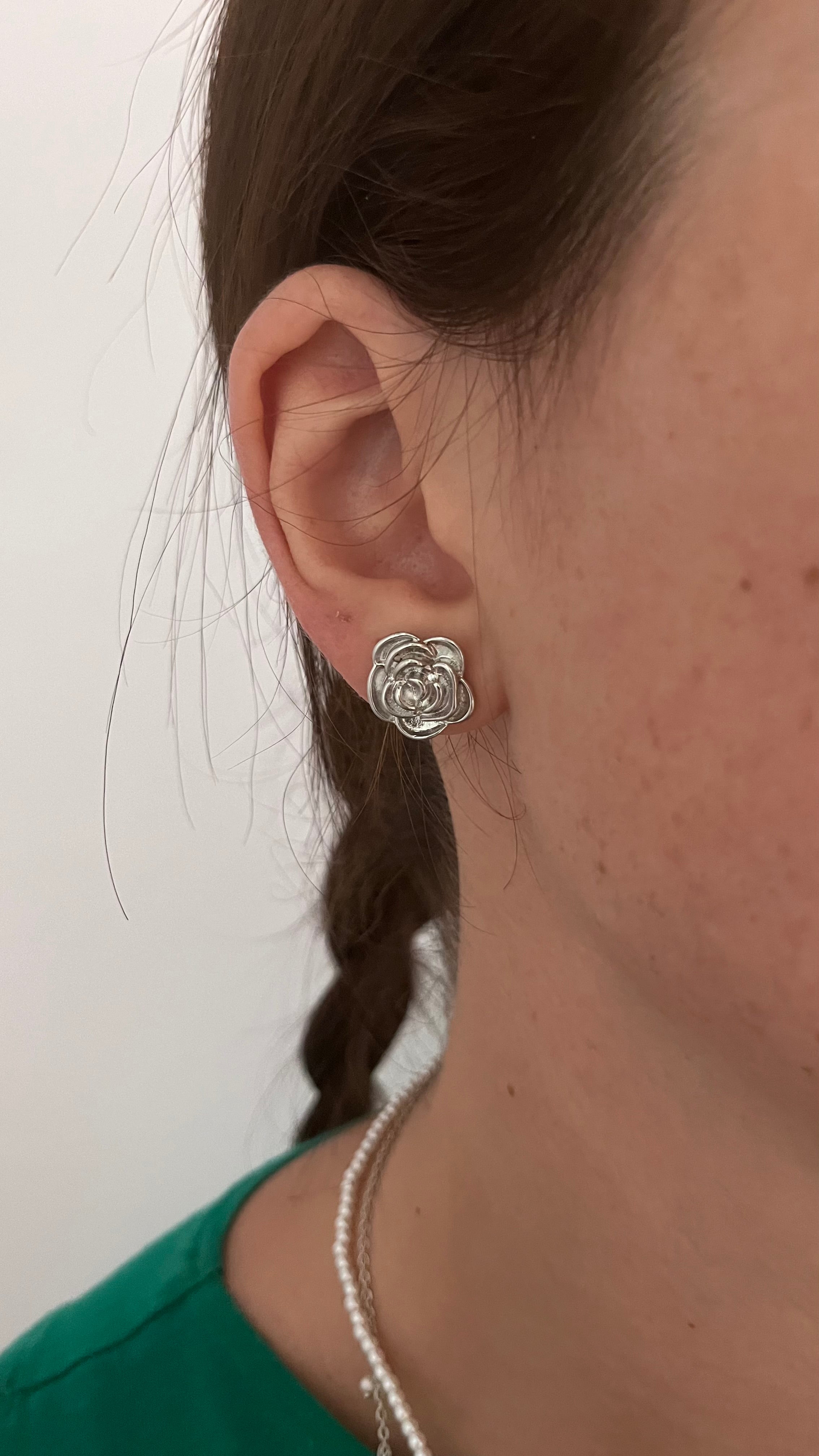 Orecchini a forma di rosa in acciaio inossidabile, design floreale elegante e resistente.