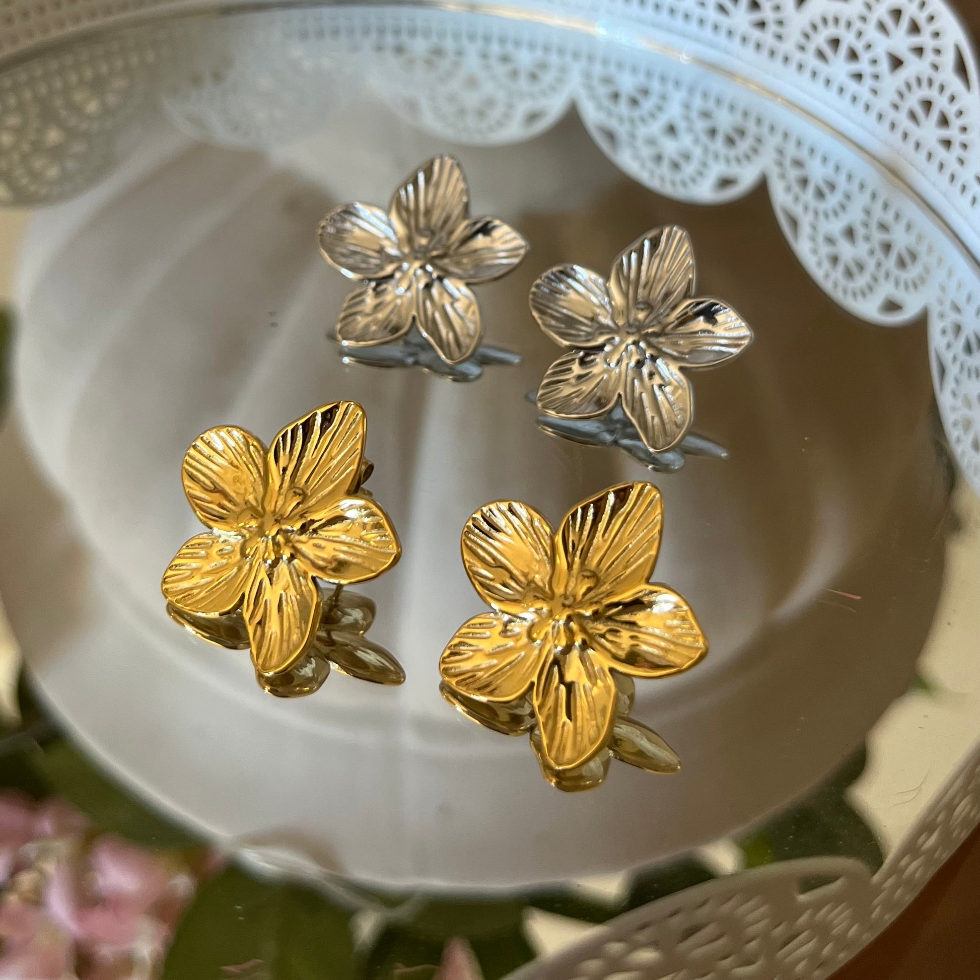 Orecchini lobo a forma di fiore in acciaio inossidabile, delicati e resistenti, perfetti per ogni occasione."

