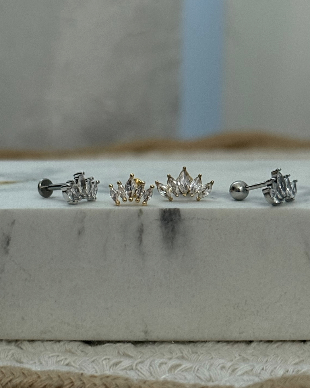 Piercing corona grande in acciaio inox con farfallina a pallina