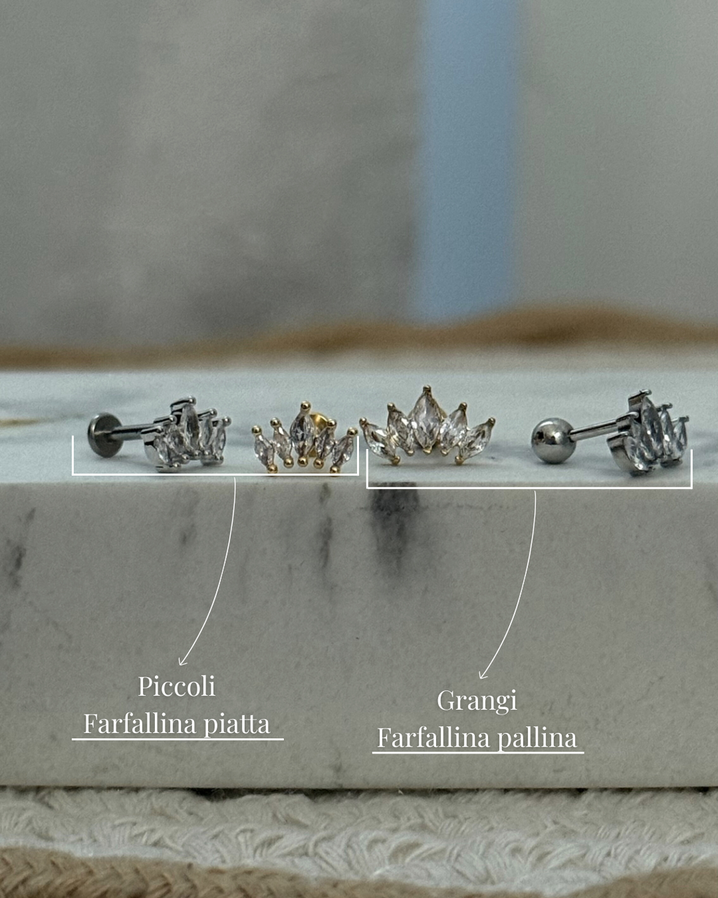 Piercing corona indossato da donna su lobo o cartilagine