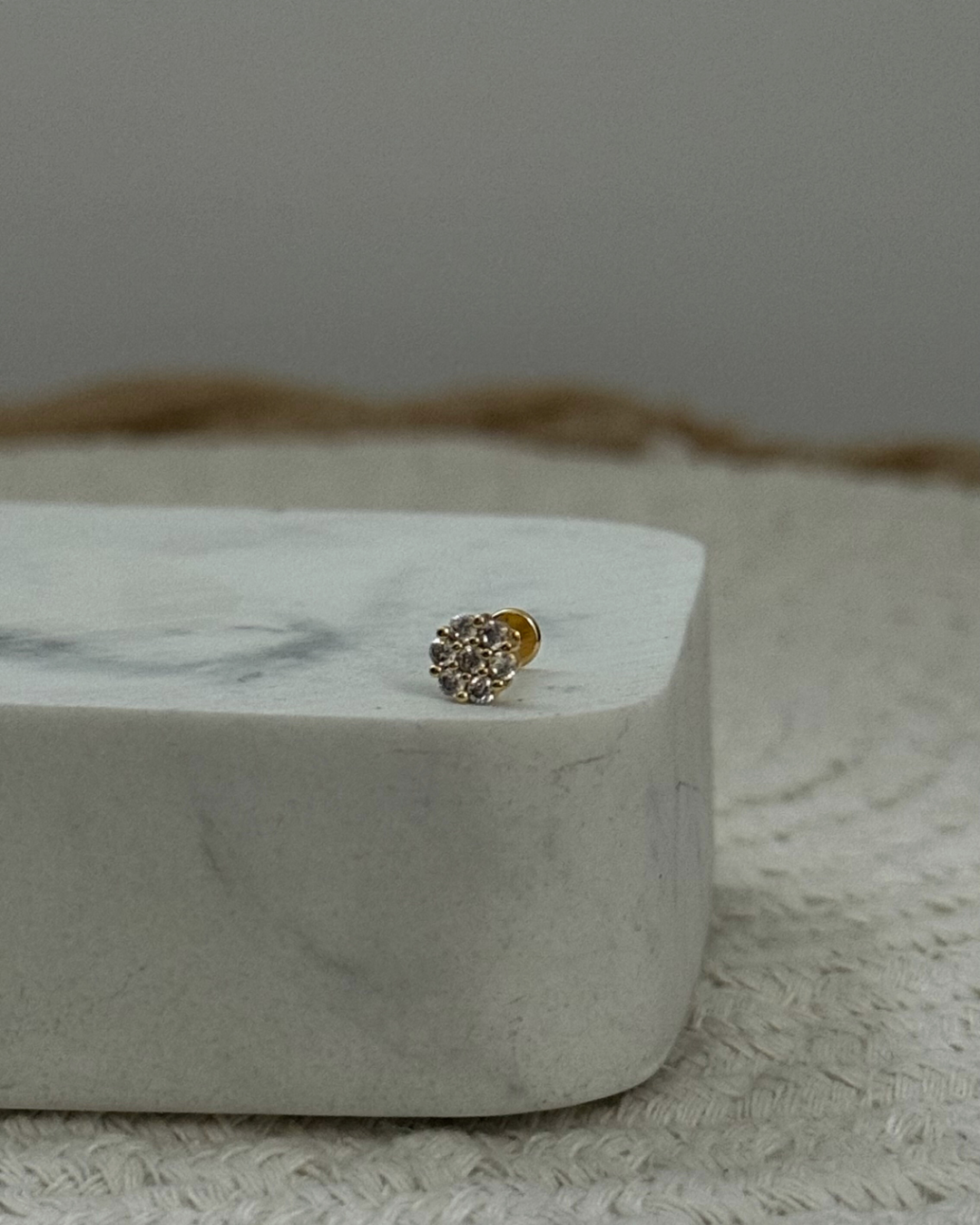 Piercing fiorellino in acciaio inox 316L con chiusura piatta nascosta