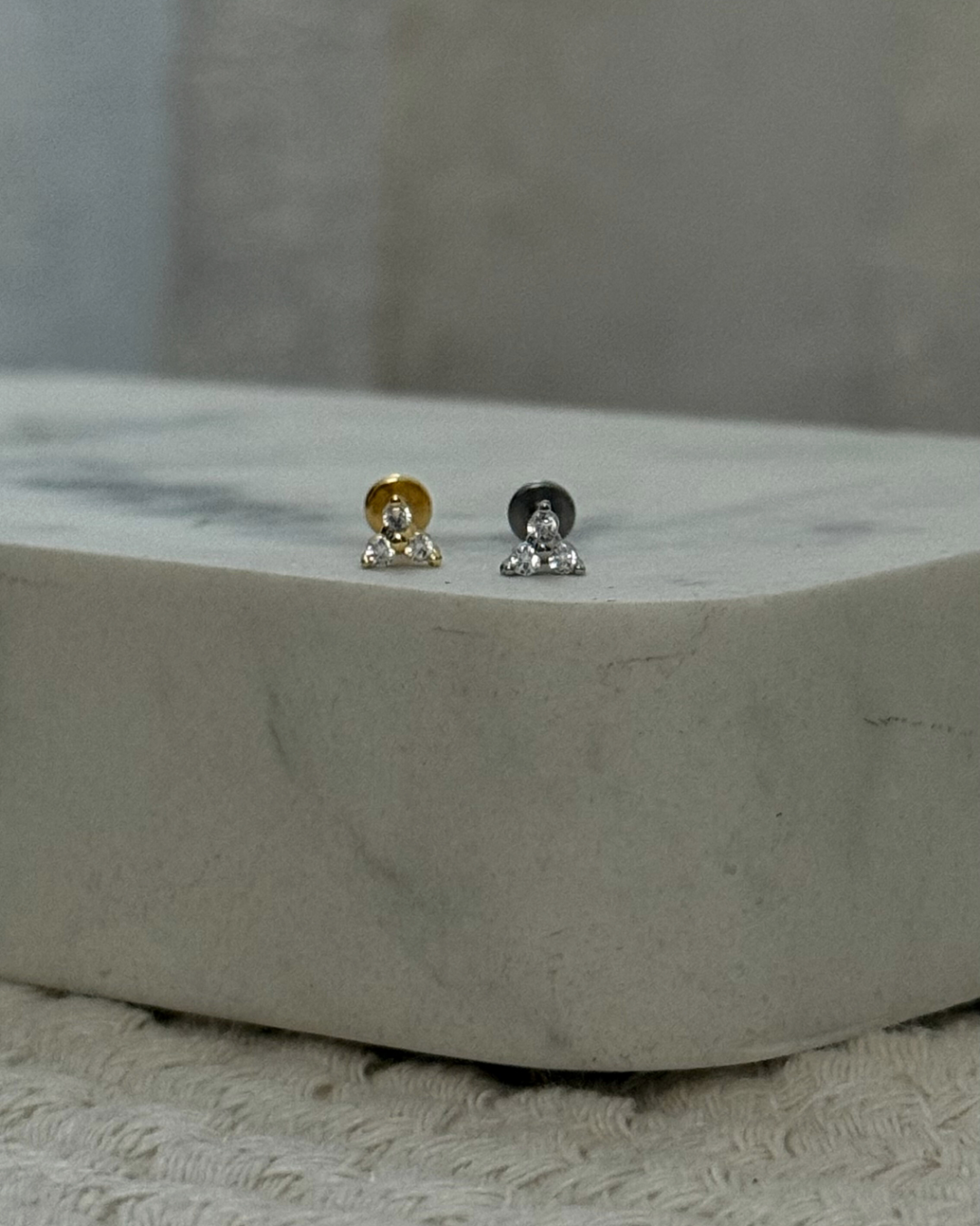 Retro del Piercing Trifoglio con chiusura piatta nascosta