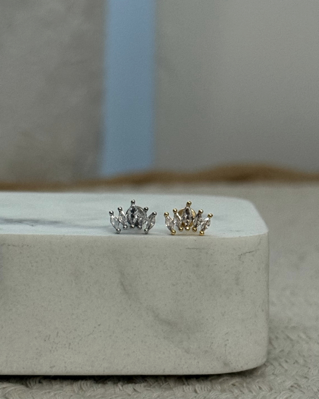 Piercing corona piccolo in acciaio inox con farfallina piatta